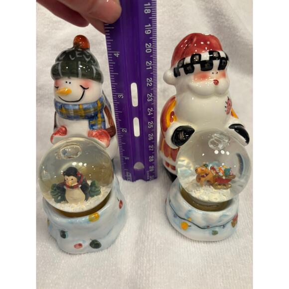 Home Collection 2003 Santa's Helpers Snow Globe 4" Salt & Pepper Shakers - Picture 5 of 6